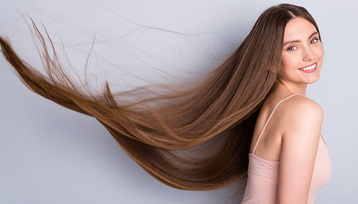 Ragazza con capelli lunghi e super lisci