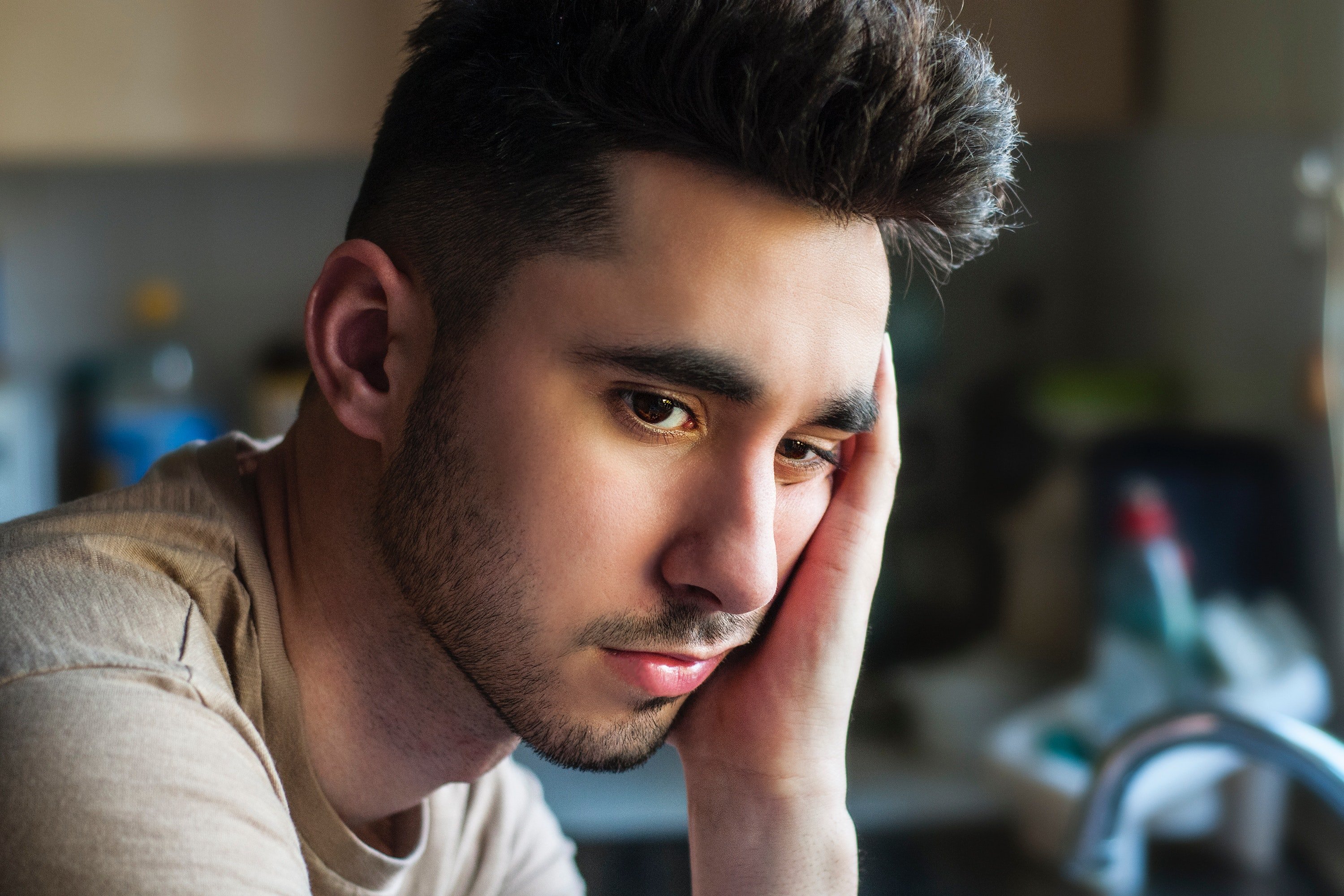 Capelli gonfi uomo: come combattere l'effetto crespo e l'umidità