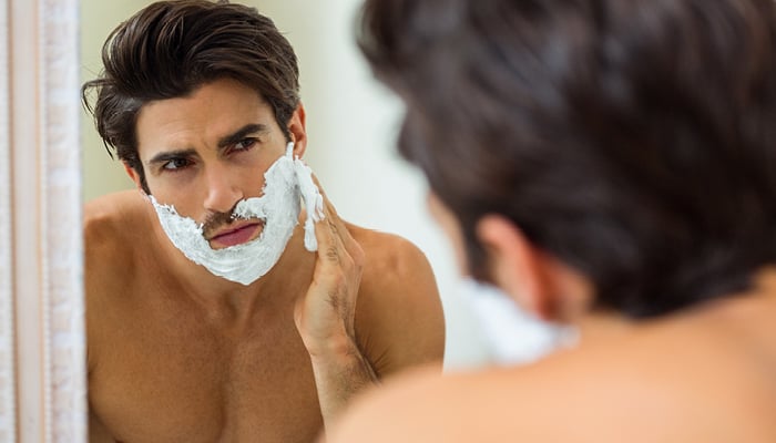 Uomo che cura la follicolite del viso da barba