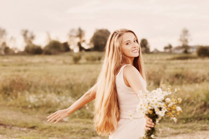 ragazza con capelli biondi