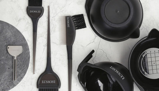 Pennelli e ciotole per colore